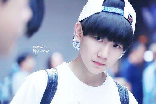 娱乐吃瓜社王源,娱乐圈的甜蜜瓜果,揭秘他的成长与蜕变